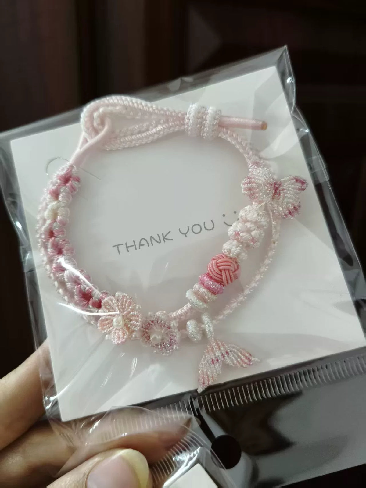 ハンドメイド ピンクグラデーション編みブレスレット フラワーチャーム付き