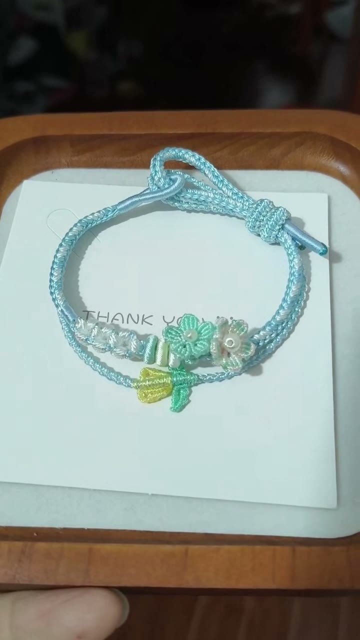 Pulseira Tecida Azul Claro com Pingentes de Flor