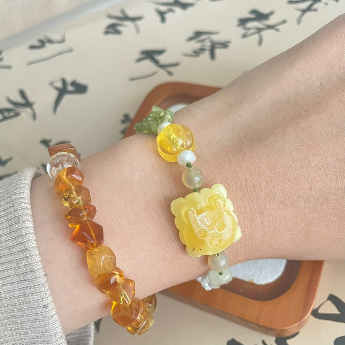 Bracelet ours en ambre miel, péridot et éclats