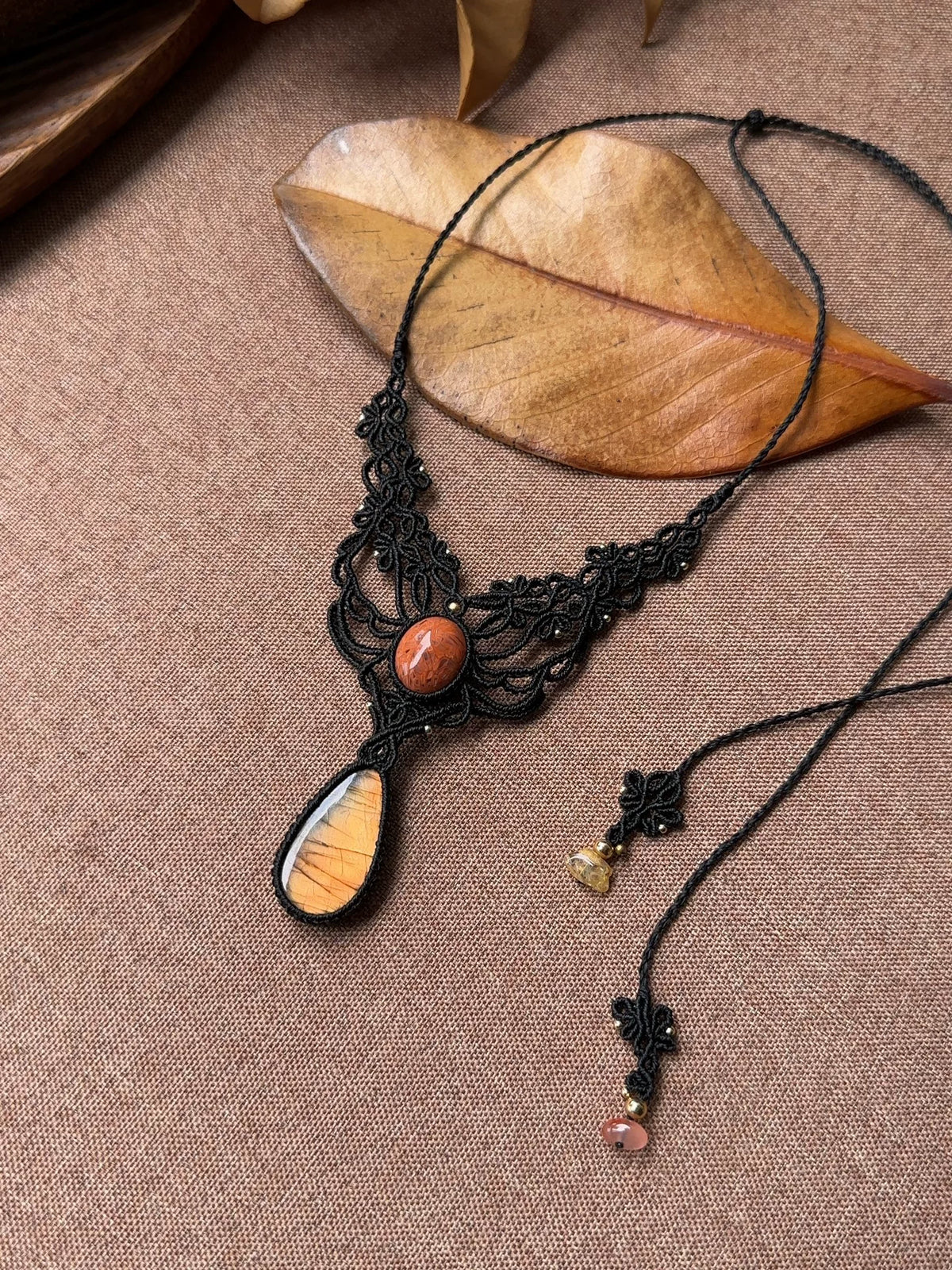 Handgemaakte zwarte macrame labradoriet ketting