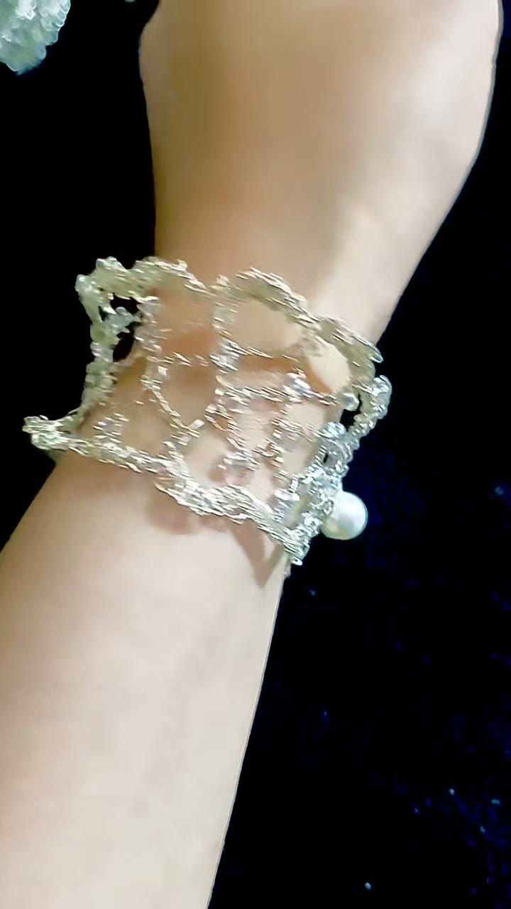 Bracelete de Renda em Fio de Metal Crochetado à Mão