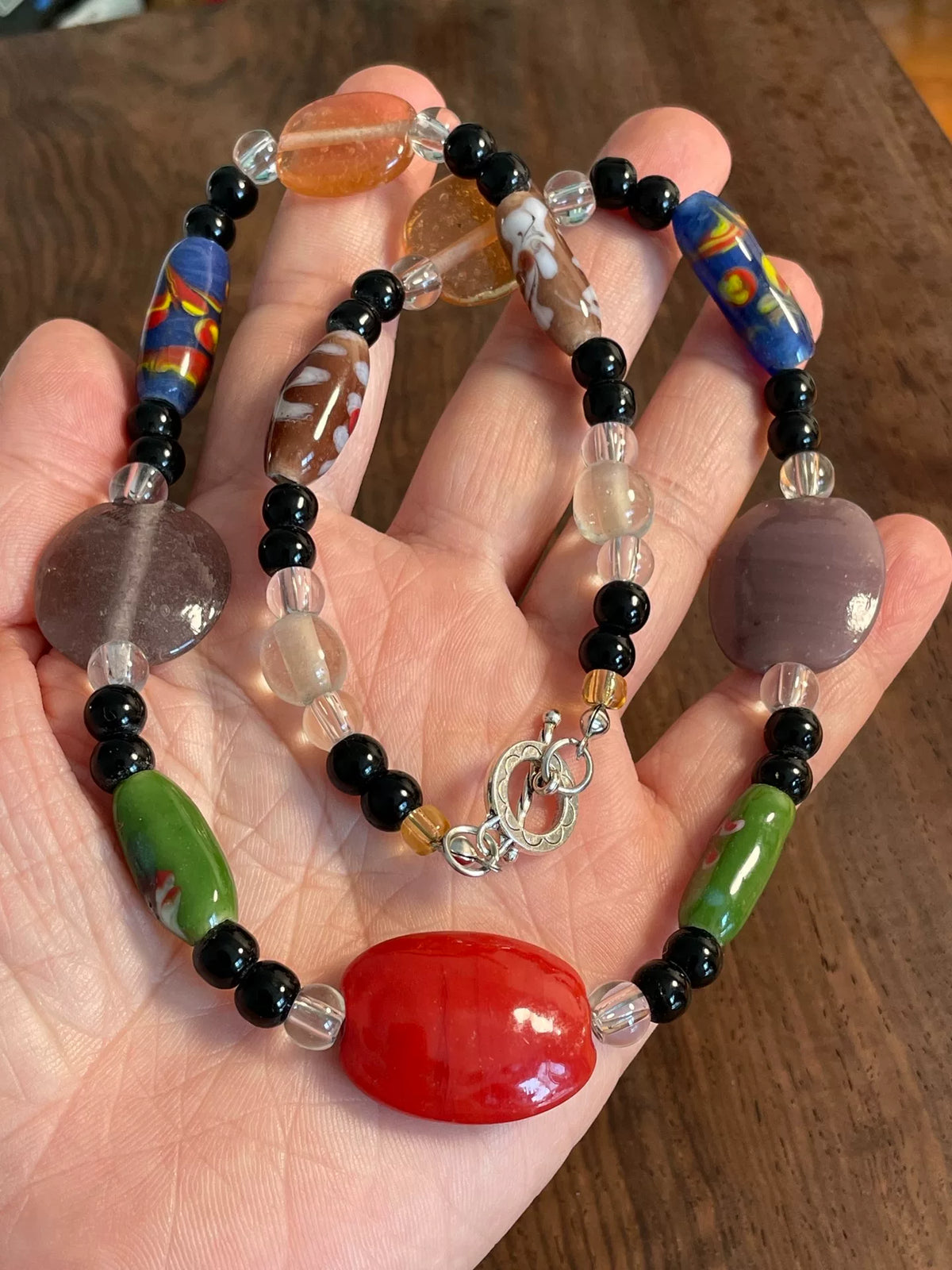 Collar de cuentas de vidrio artesanal con foco ovalado rojo