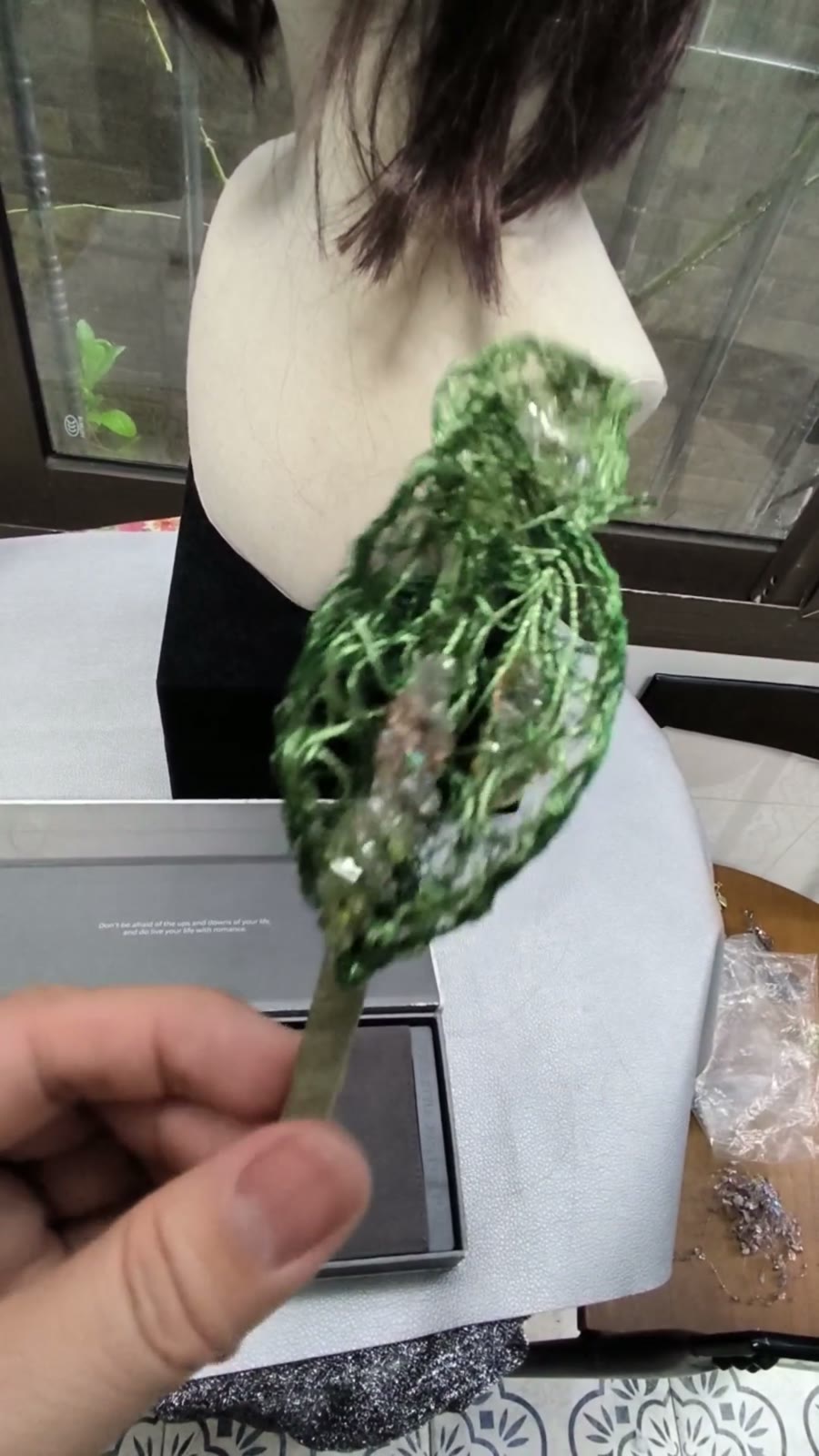 Handgewebtes Calla-Lilie Kristall-Headband mit grünen Blättern