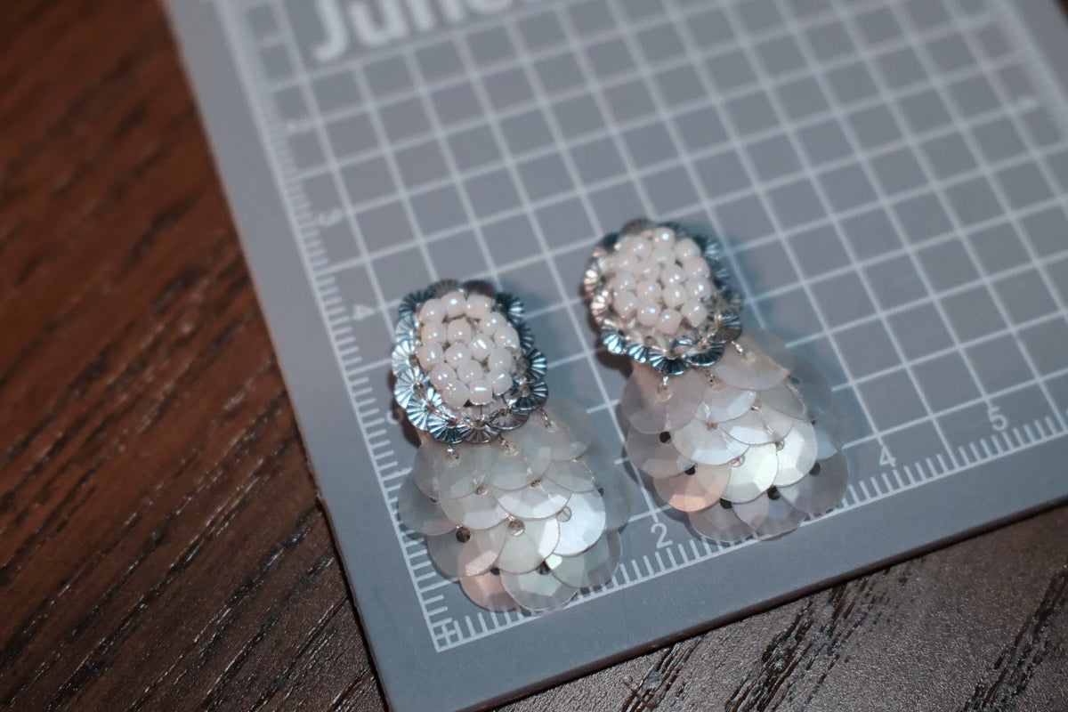 Boucles d'oreilles artisanales en éventail avec sequins et perles