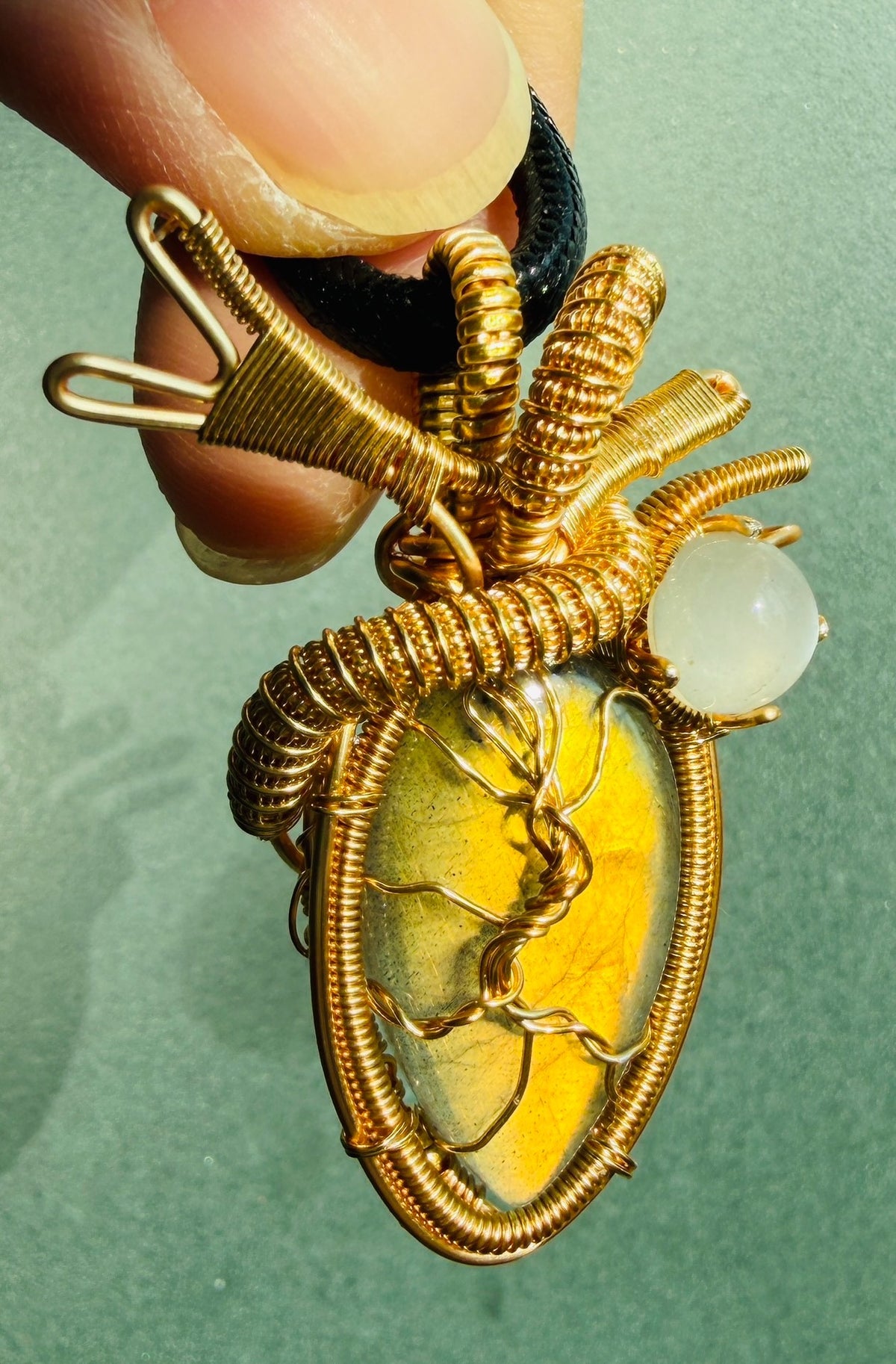 Pendentif cœur en labradorite doré serti fil