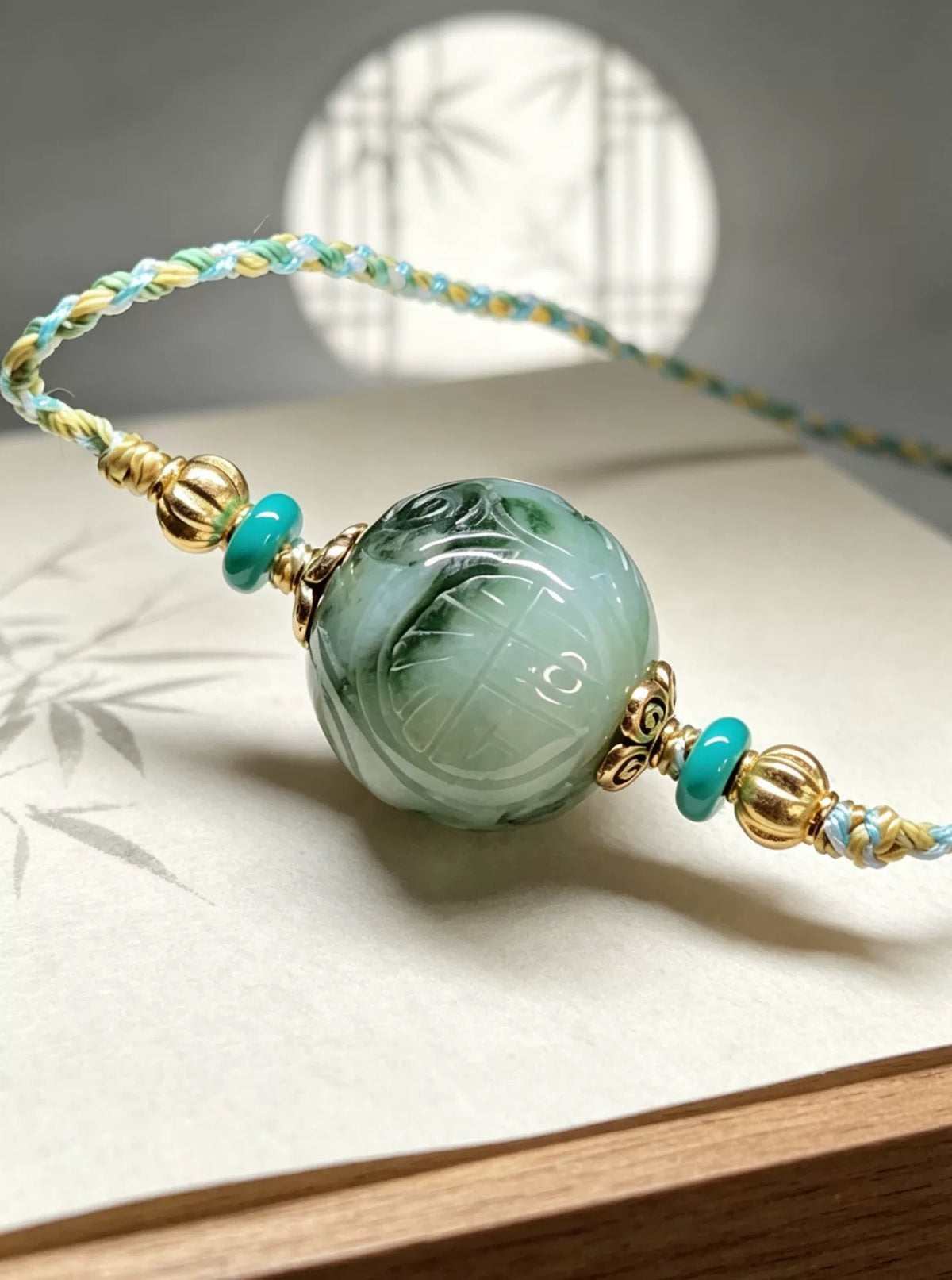 Halsband med handskuren jadeitpärla