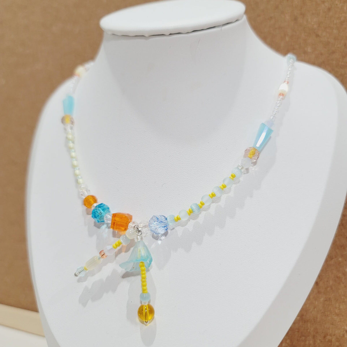 Handgemaakte kralenketting in blauw en oranje