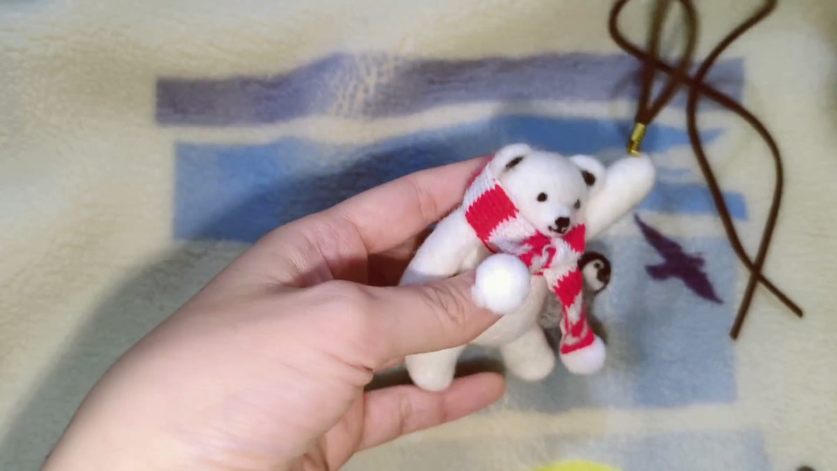 Handgefertigter Anhänger aus Wollfilz mit Eisbär und Pinguin