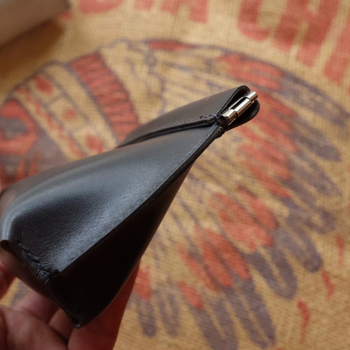 Astuccio in pelle nera con patta