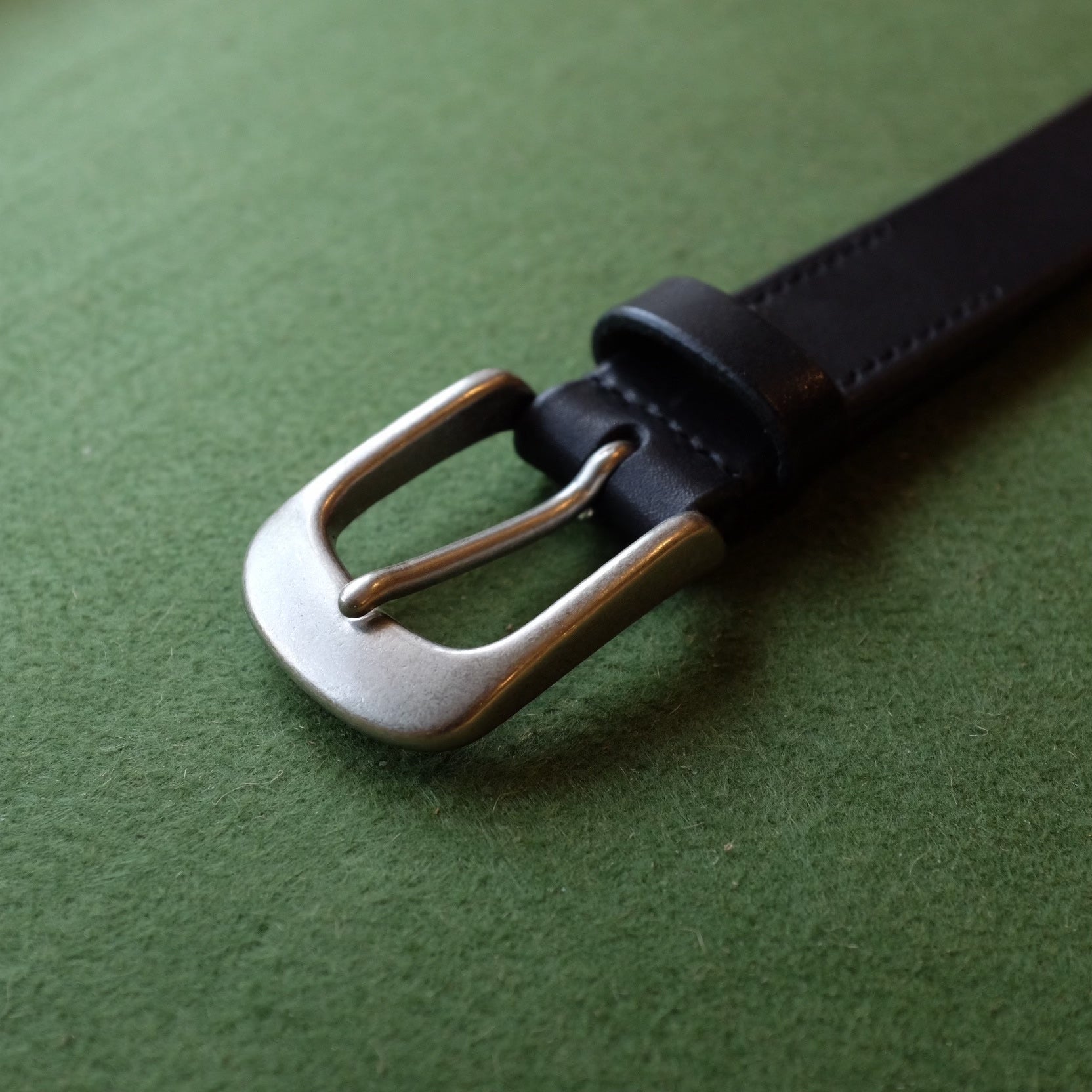 Black Leather Belt with 4.0-4.5mm Thickness and Single-Prong Buckle