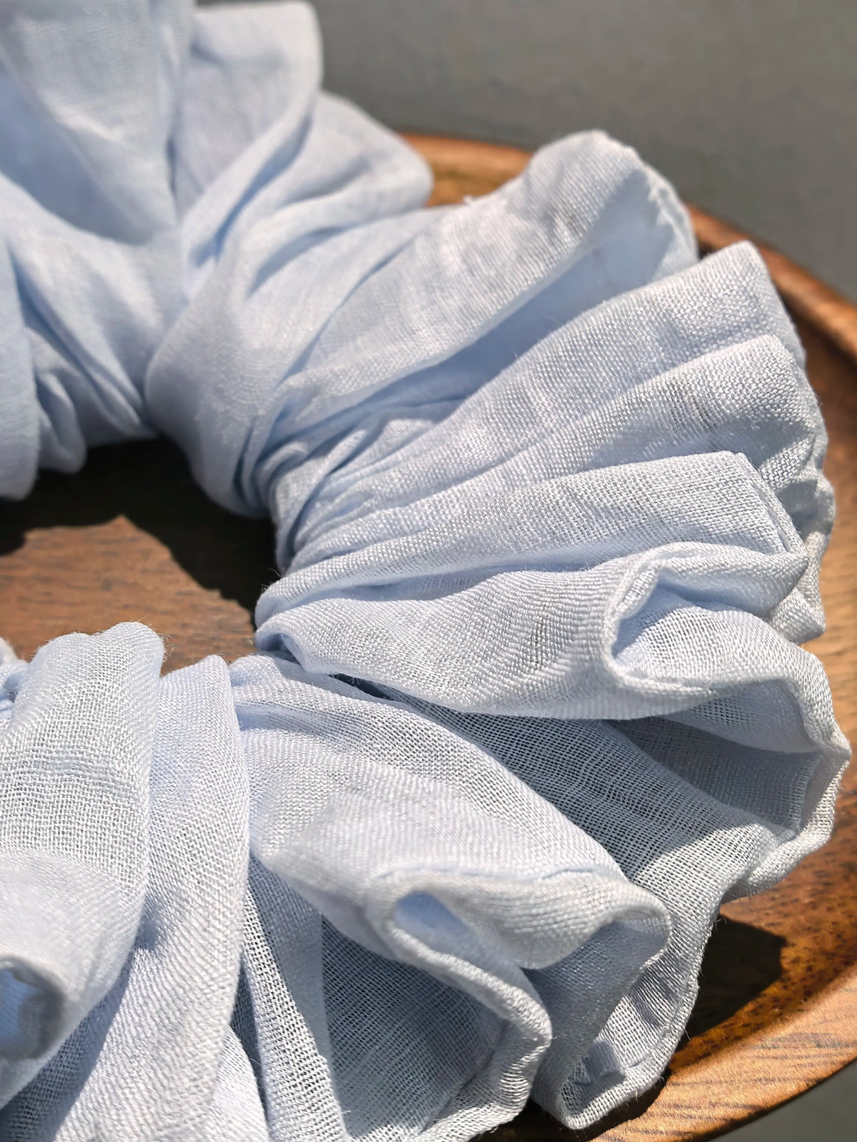 Hellblaues Ramie-Haarscrunchie