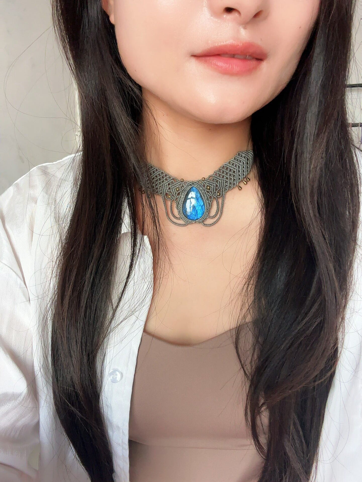 Colar Gargantilha de Macramé com Labradorite Azul em Gota Feito à Mão