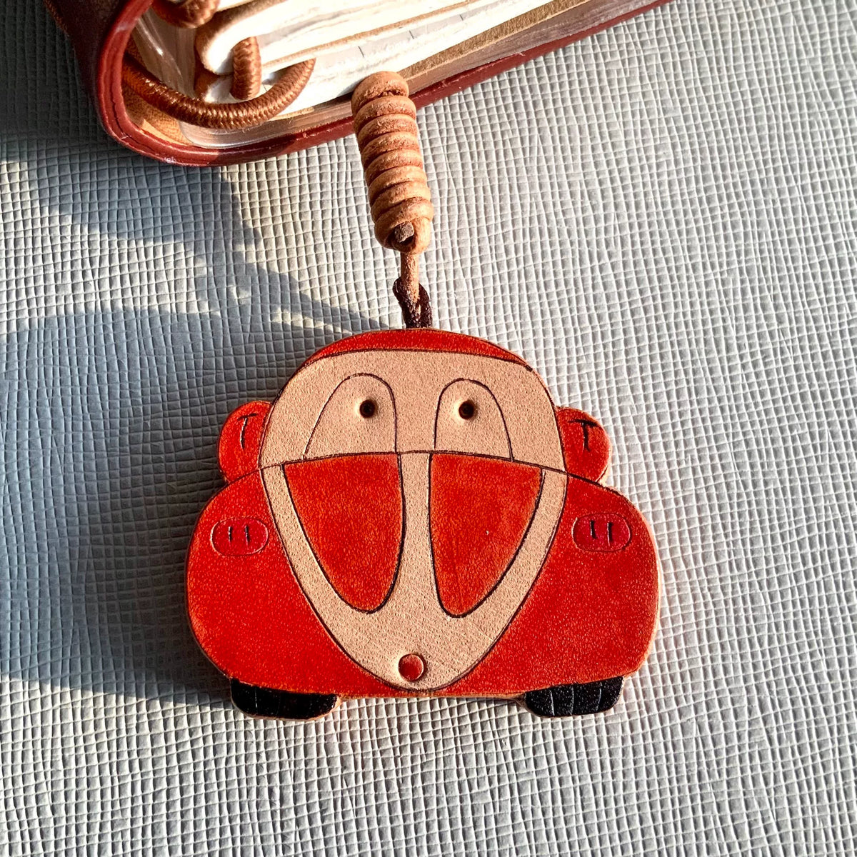 Conjunto de Três Charms de Couro Esculpidos à Mão