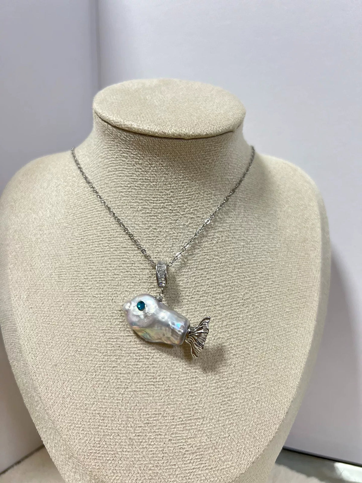 Collier pendentif poisson en perle baroque