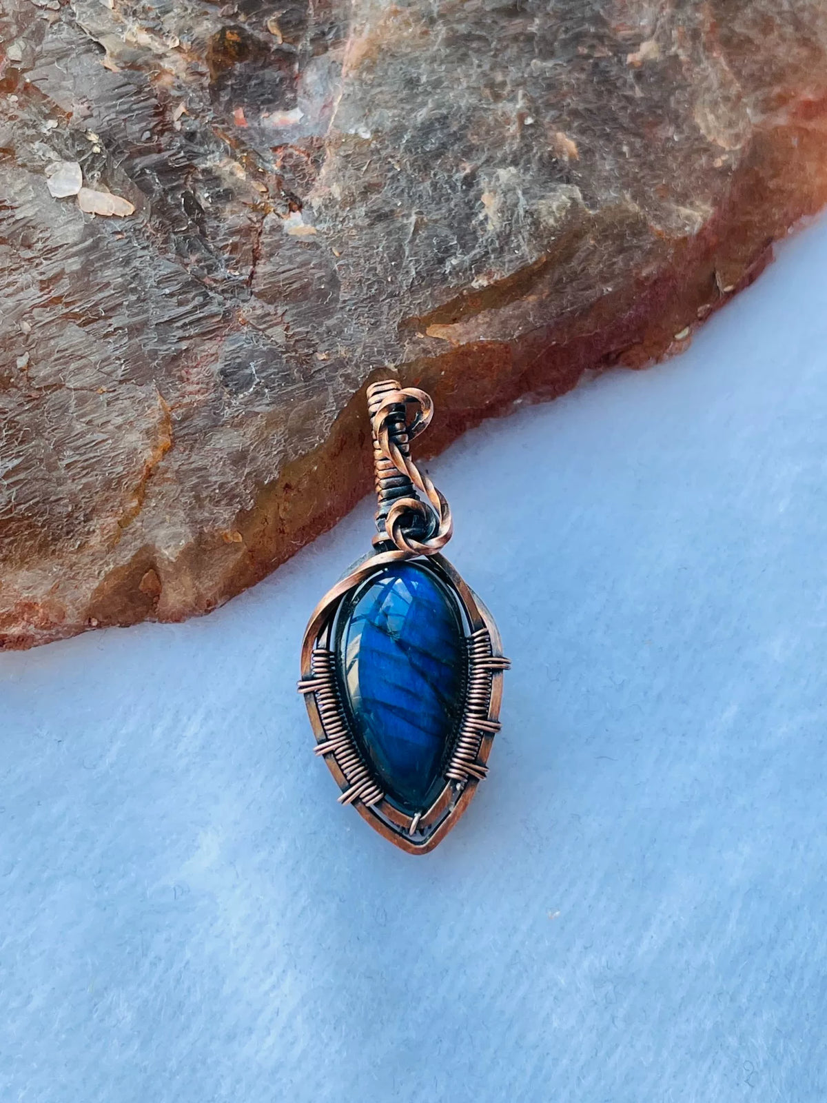 Pendentif en labrador bleu et fil de cuivre