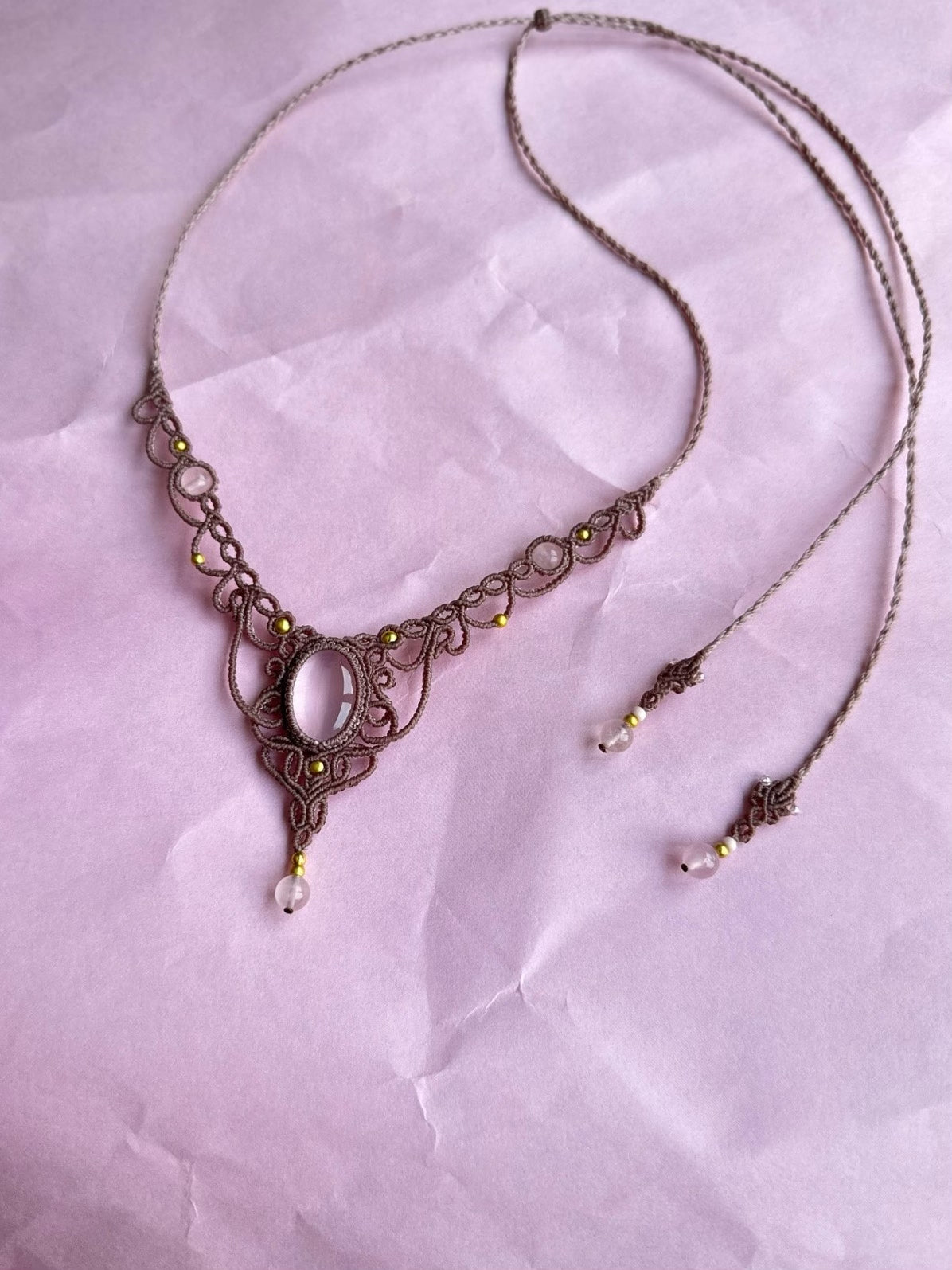 Rozenkwarts Macrameeketting