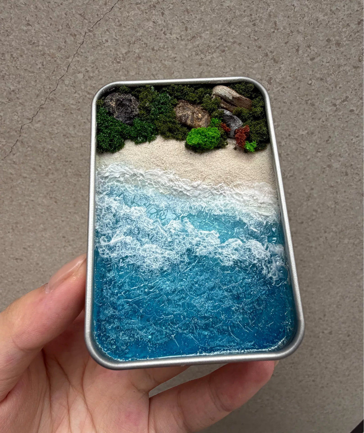 Handgefertigtes Miniatur-Stranddiorama in Metalldose