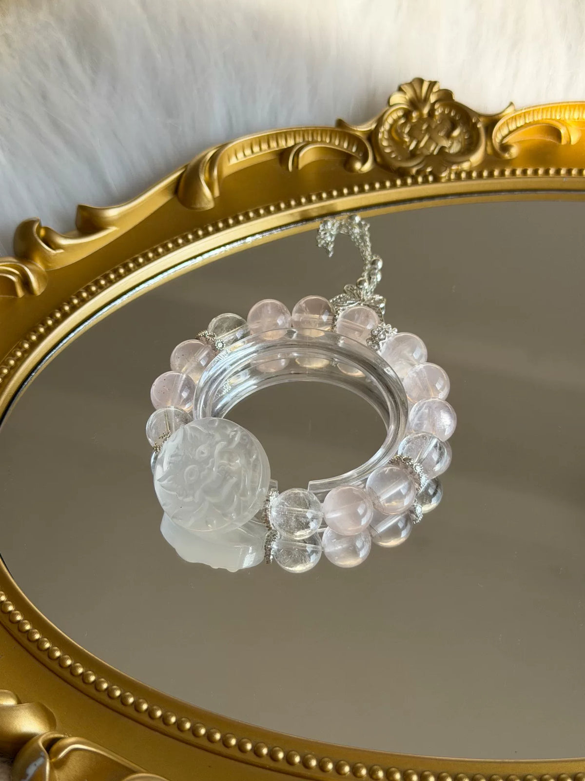 Pulseira de Cristal de Quartzo Rosa com Pingente de Raposa Esculpida