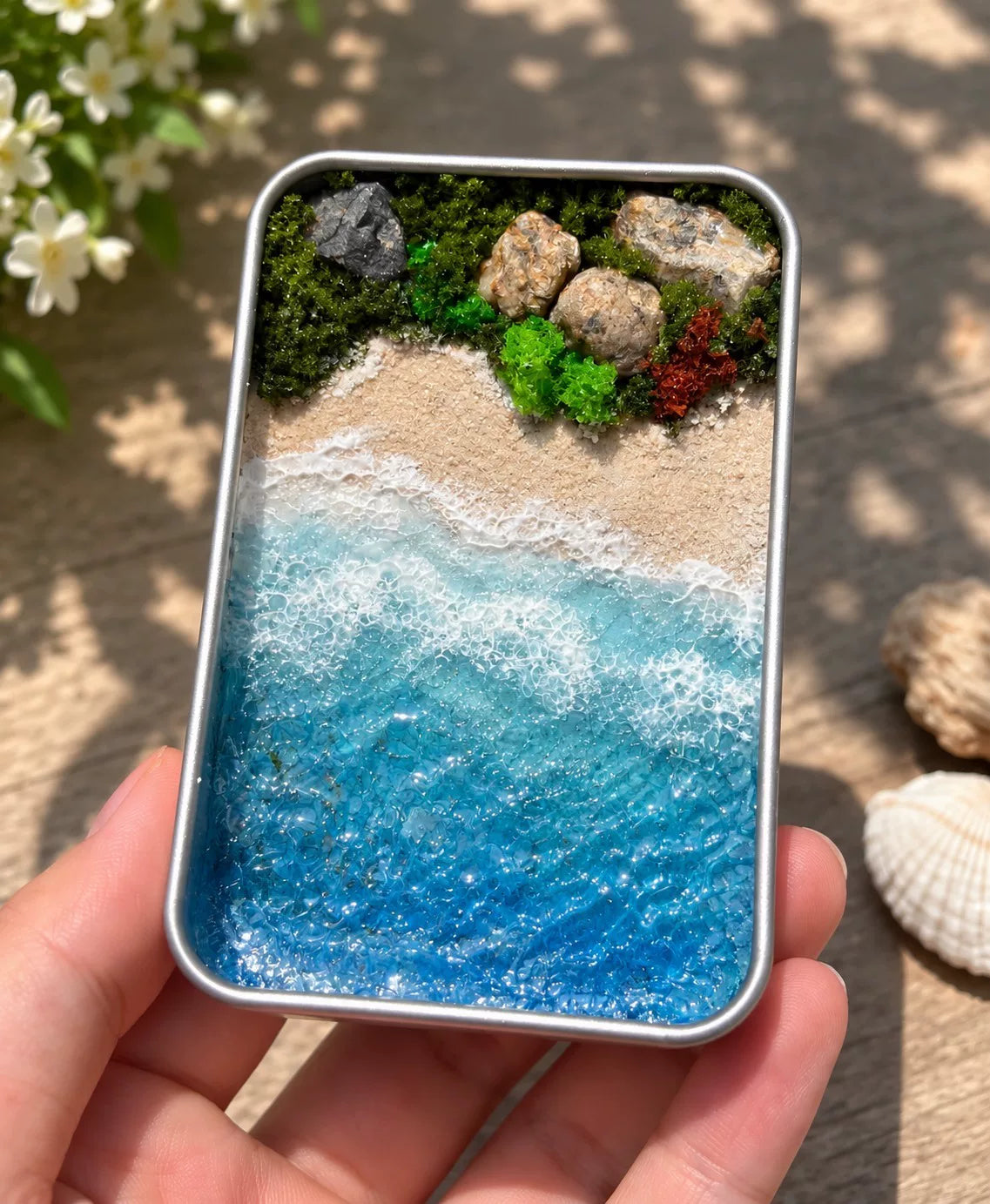 Handgefertigtes Miniatur-Stranddiorama in Metalldose