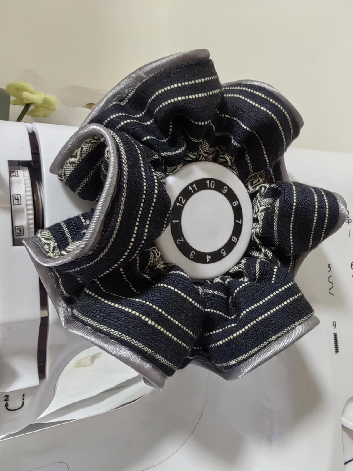 Hårscrunchie i tyg med svartvita ränder