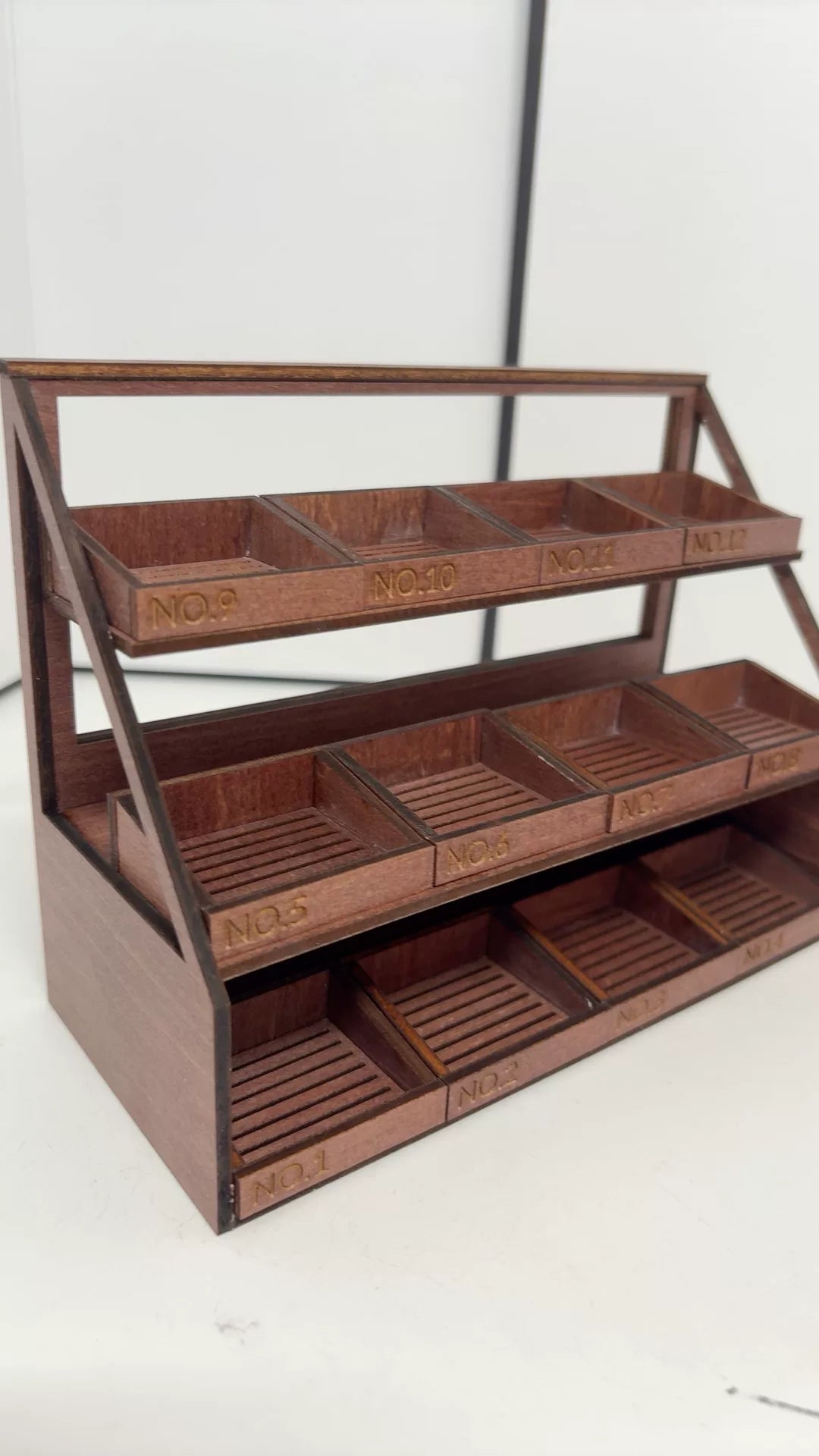 Houten displayrek met drie niveaus voor miniatuur