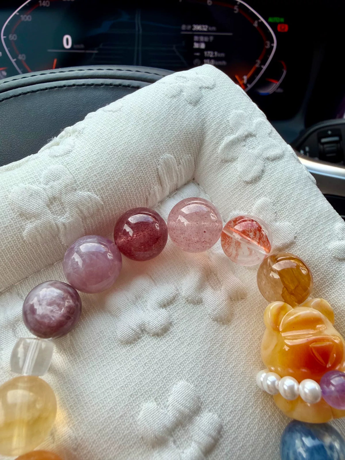 Bracelet en perles de pierres naturelles avec pendentif ours en ambre miel