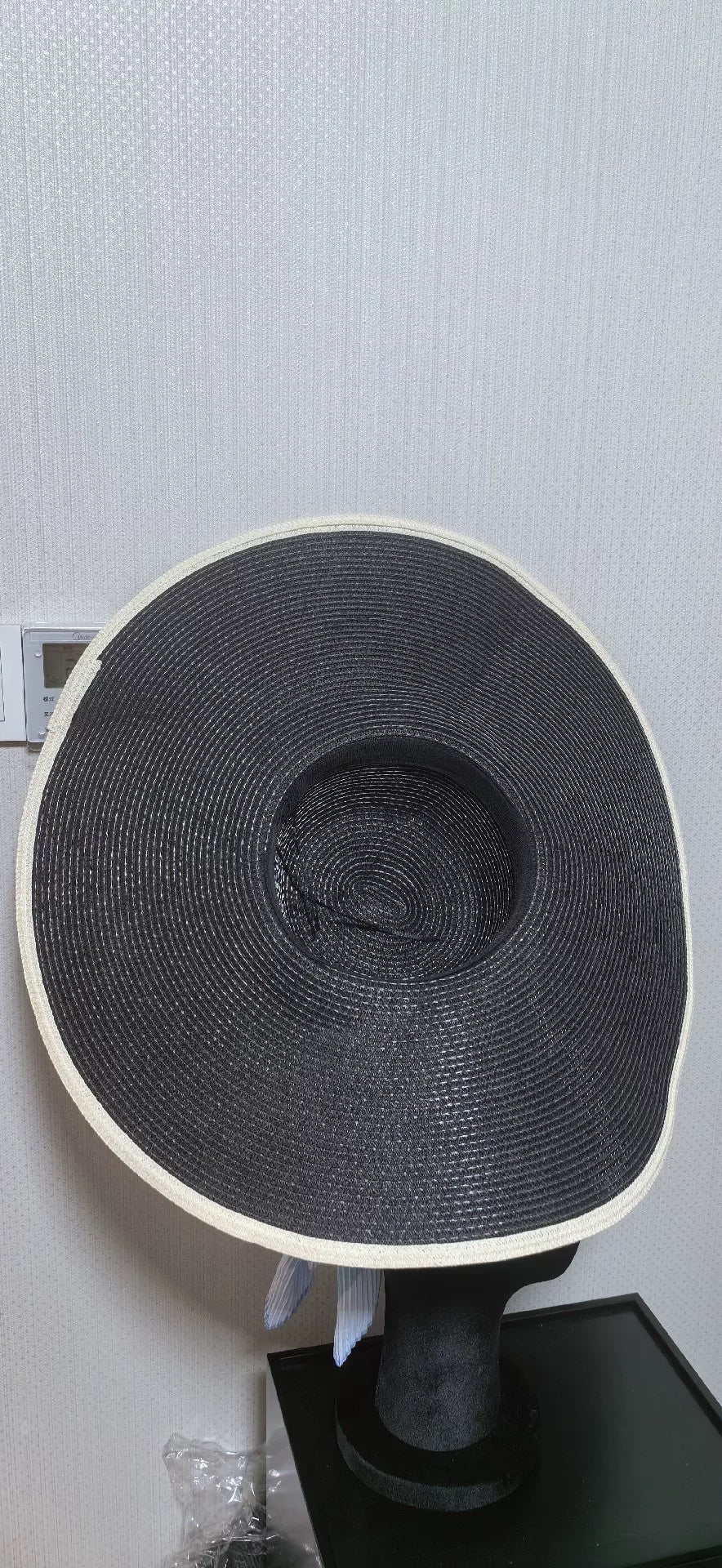 Svart flätad bredbrättad solhatt
