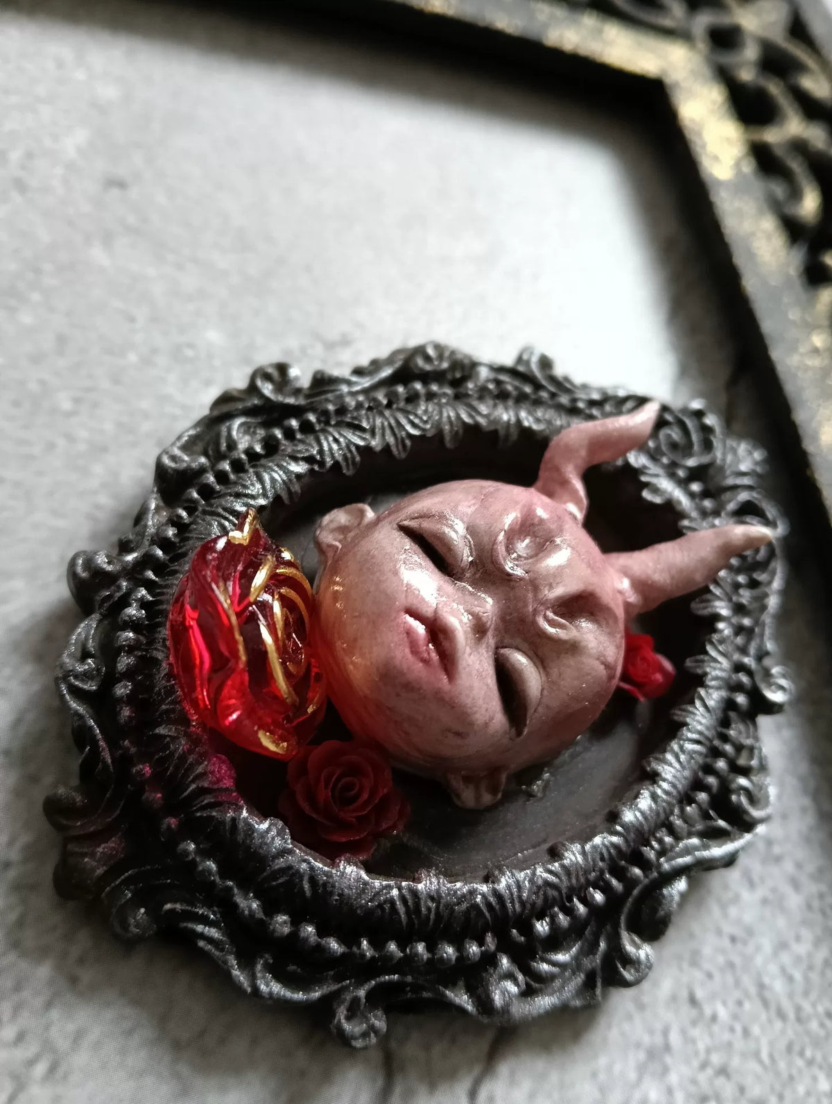 Broche Pendente de Cabeça de Querubim Gótico com Chifres