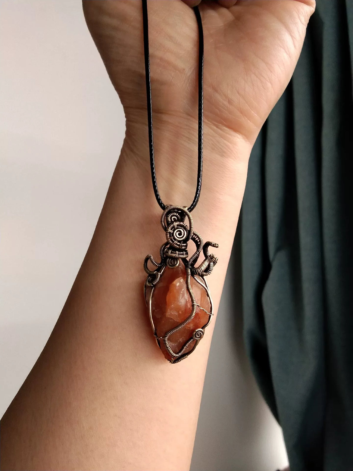 Handgjort halsband med rött kristallhjärta