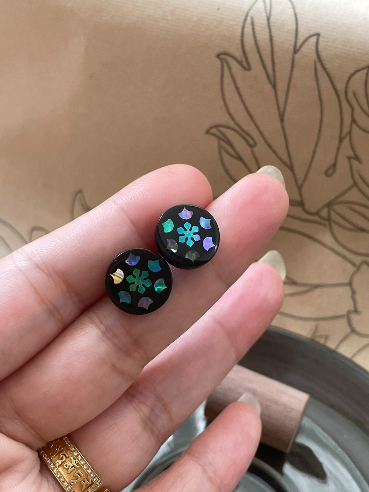 Boucles d'oreilles puces en laque noire et incrustations de nacre