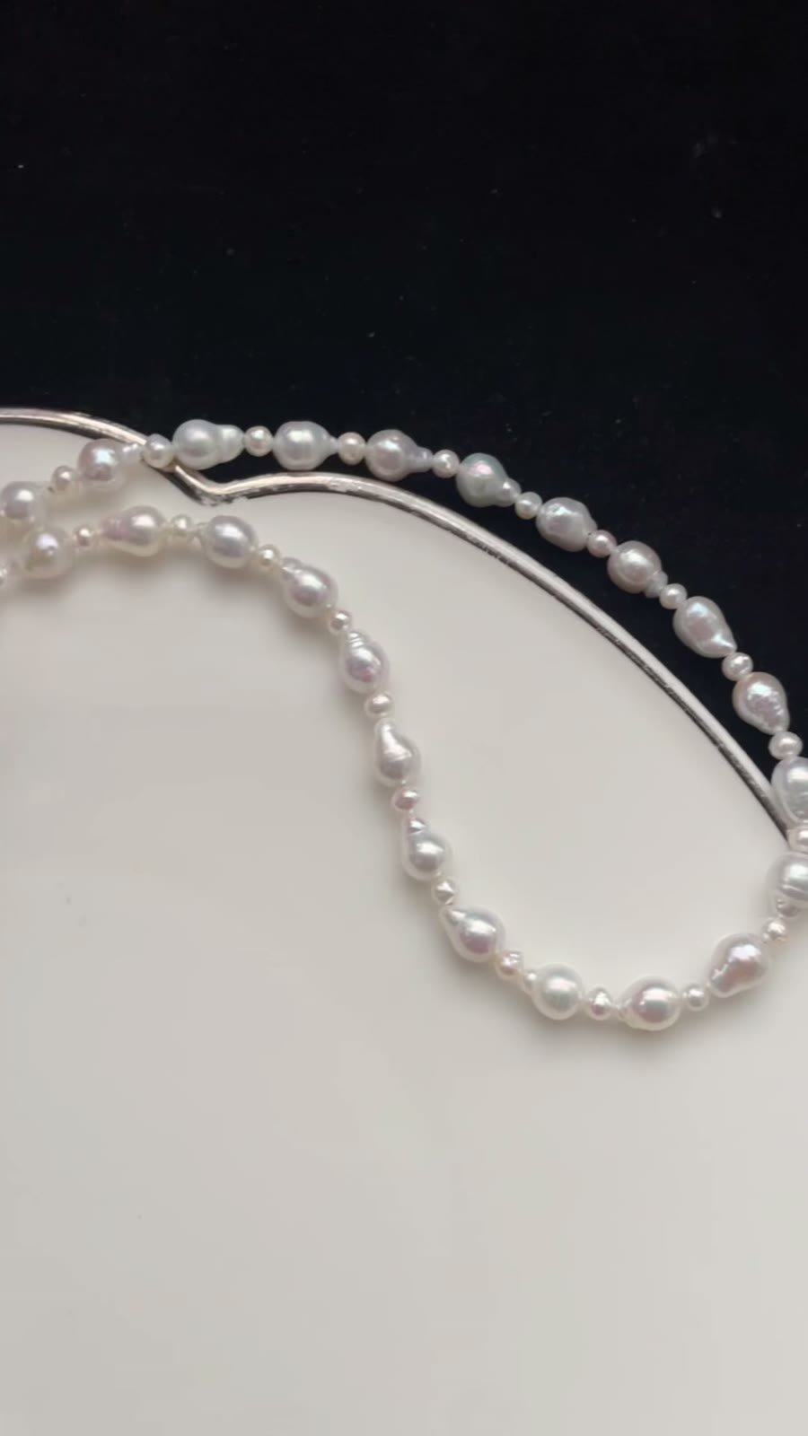 Collier fleur en perles baroques double porté
