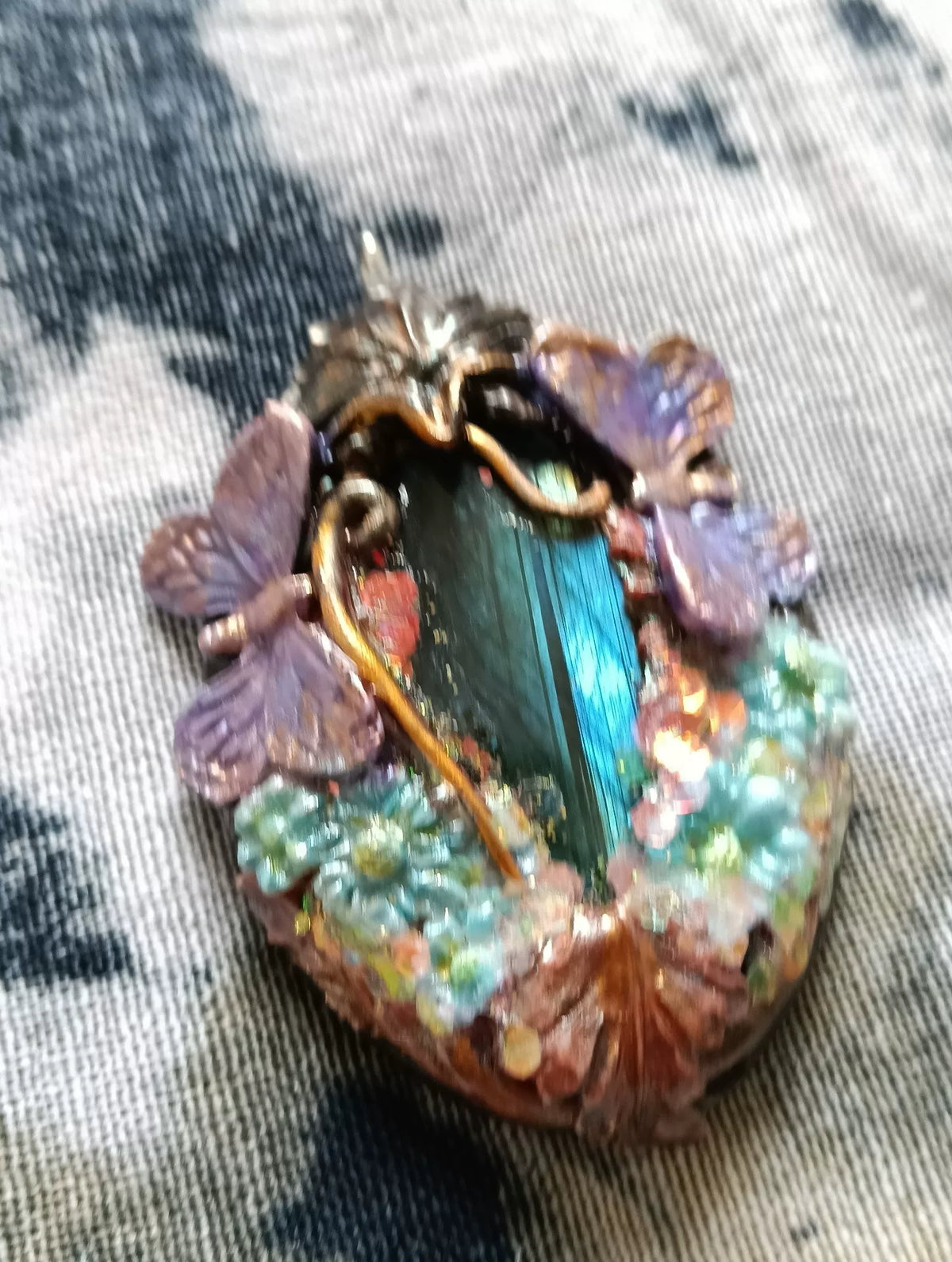 Pendentif de forêt en argile phosphorescente