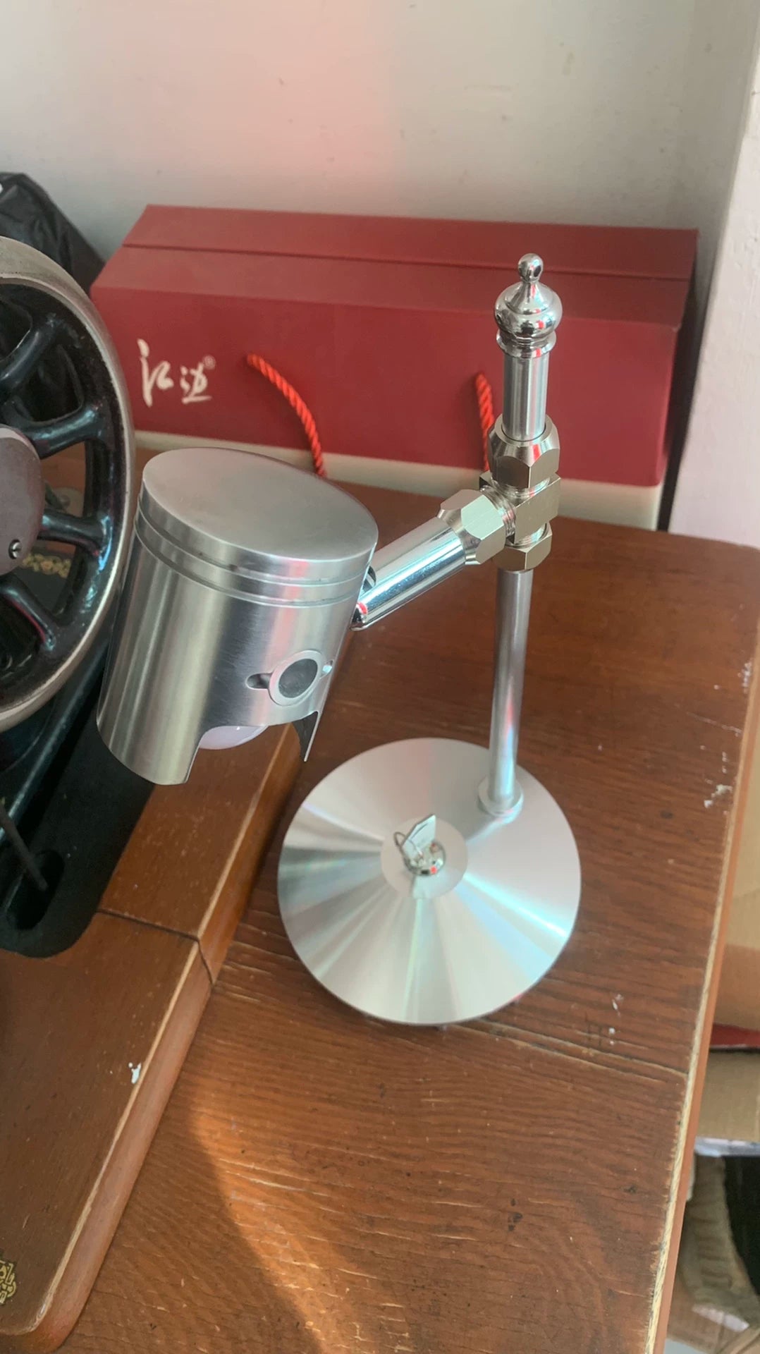 Handtordad mekanisk industriell bordslampa med USB-port