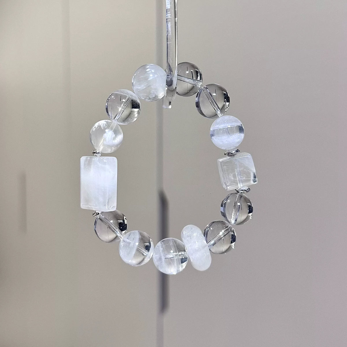 Weißes Phantomquarz-Perlenarmband