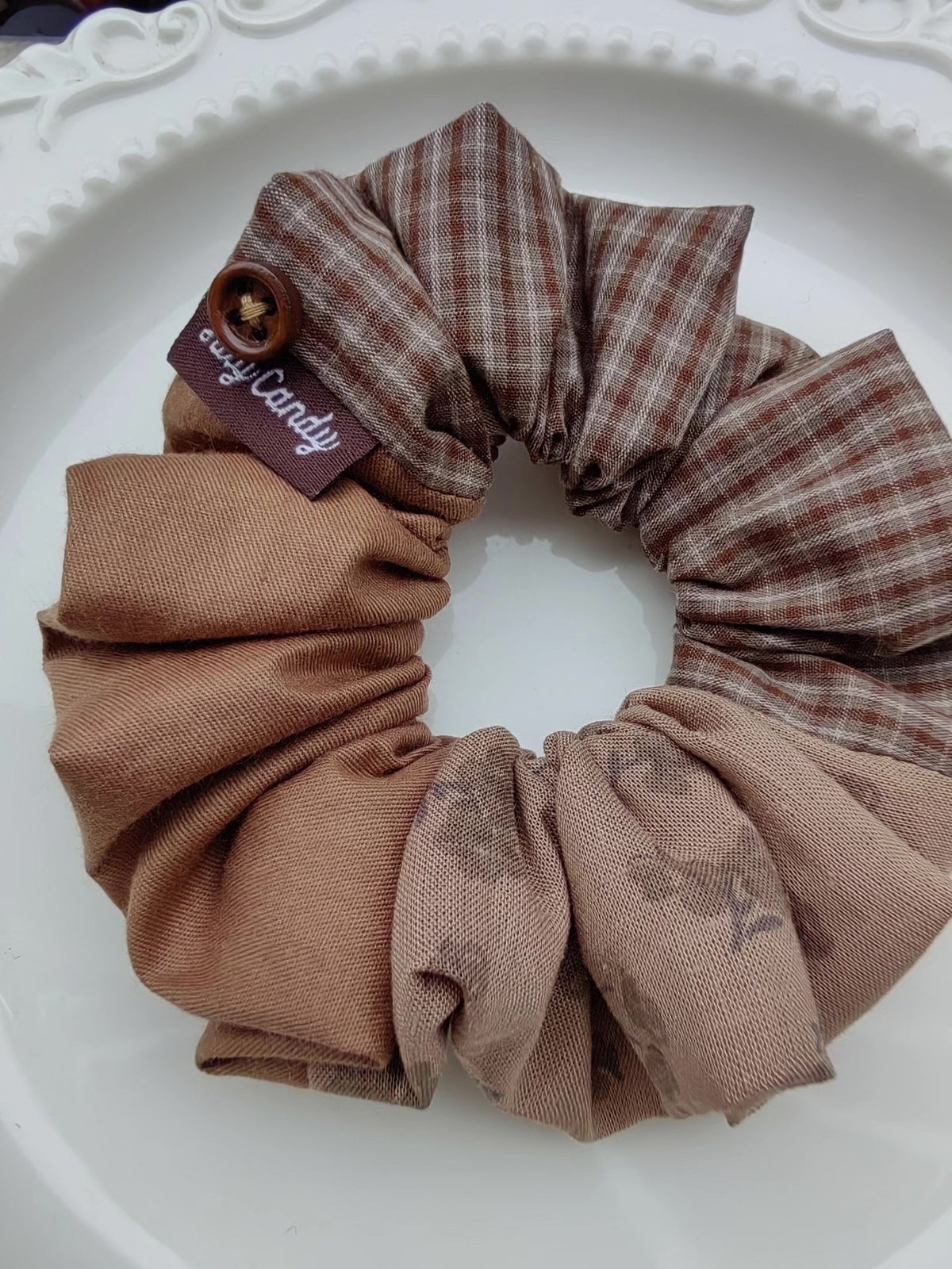 Coletero Patchwork Cuadro Marrón con Botón de Madera