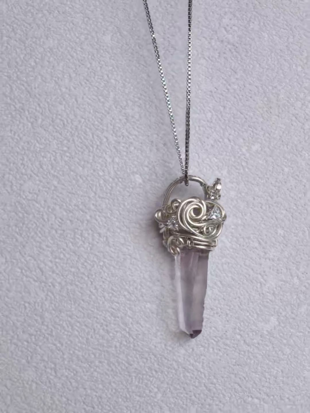 Collana con pendente in cristallo avvolto a filo