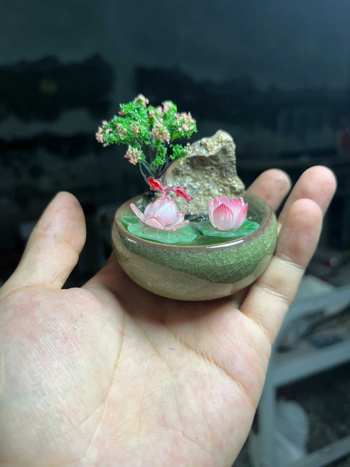 Lotus en koi keramisch miniatuur-landschapornament