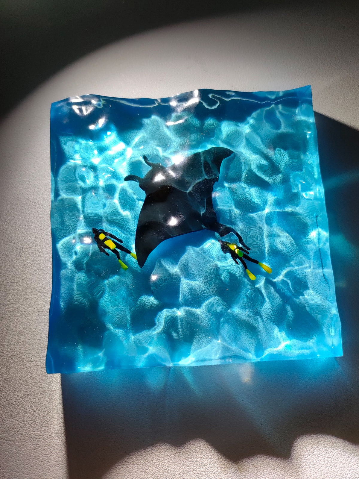 Ornamento in resina blu con razza manta e sub