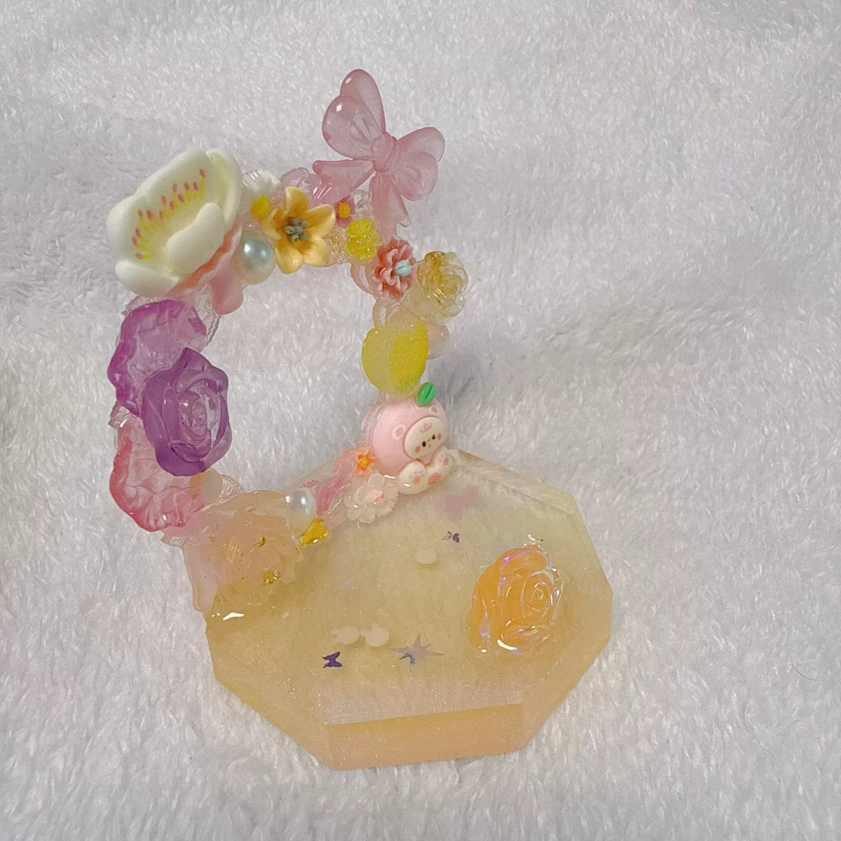 Soporte para móvil de resina hexagonal con anillo floral