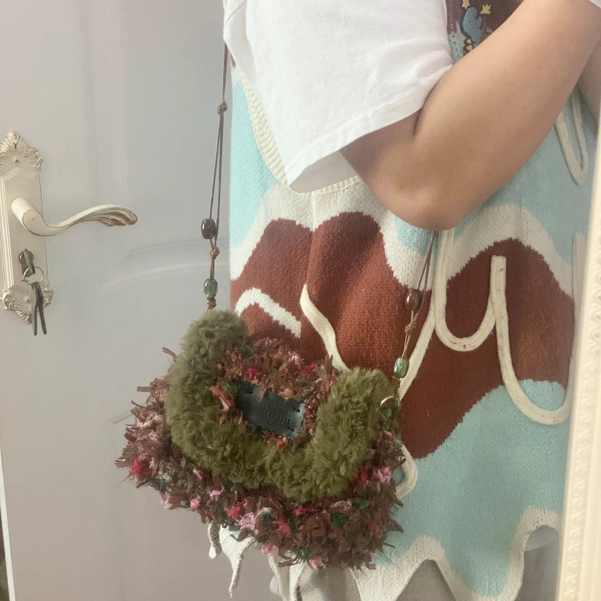 Handvävd crossbodyväska med olivgrön kant