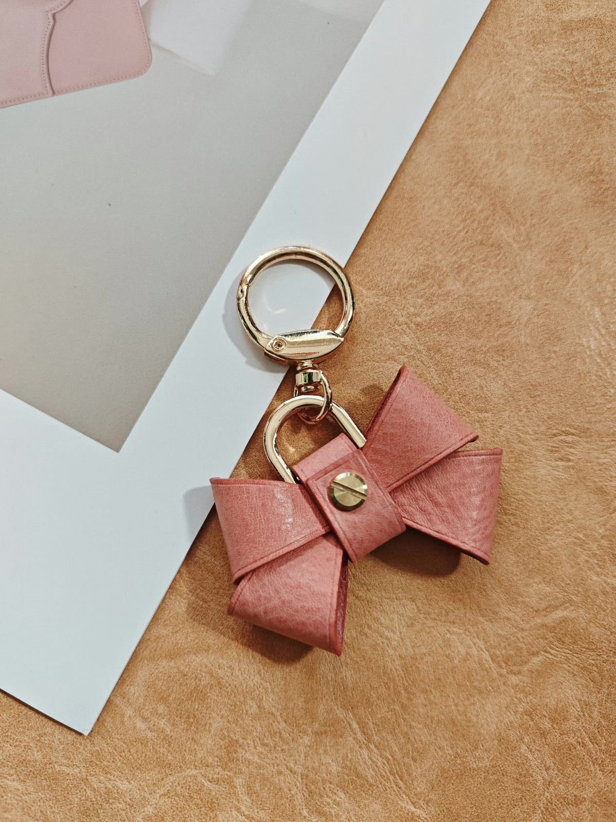 Chaveiro de Couro com Coração Rosa e Laço