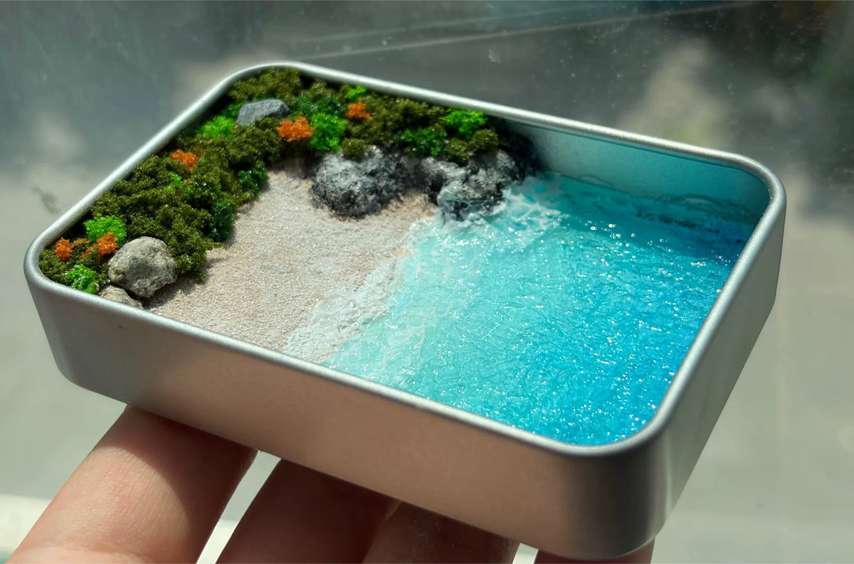 Handgefertigtes Miniatur-Stranddiorama in Metalldose