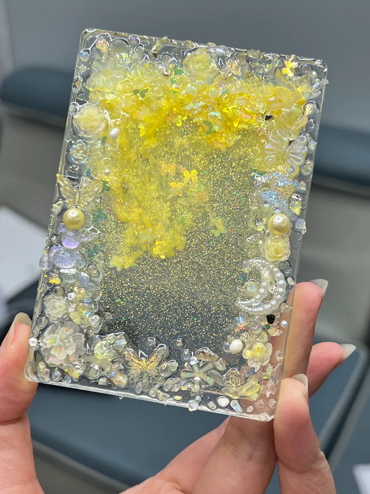 Kortbehållare i klar harts med kvickseffekt och gult glitter