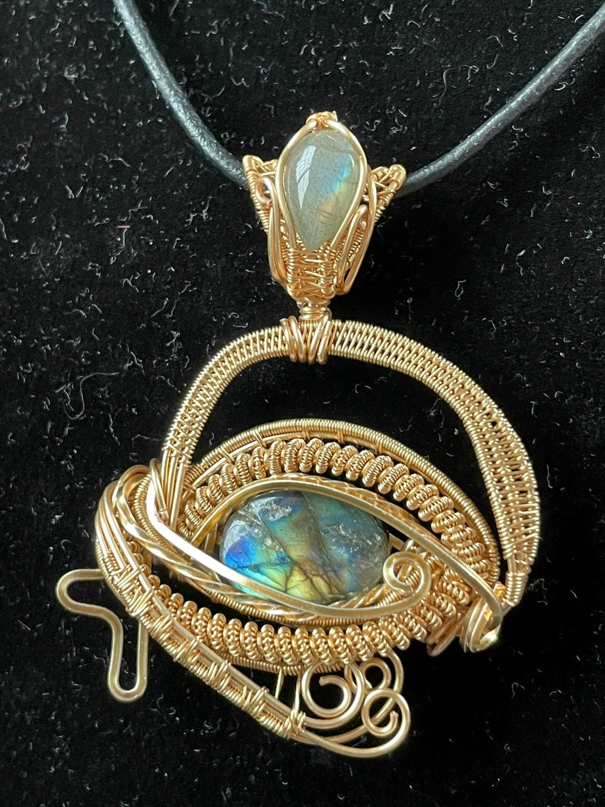 Pendentif Œil d'Horus en labradorite et fil torsad