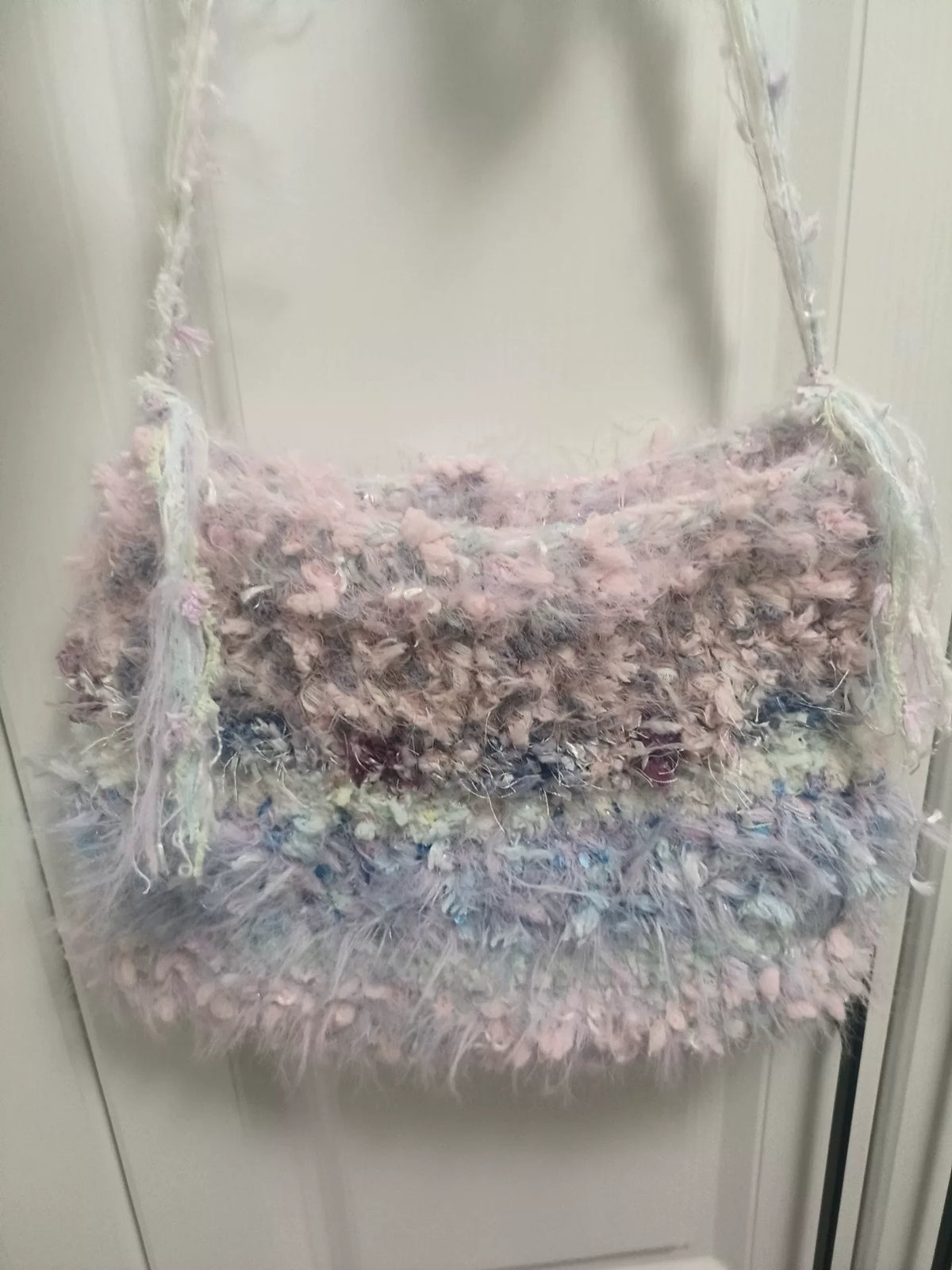 Schultertasche aus pastellfarbenem Flauschgarn