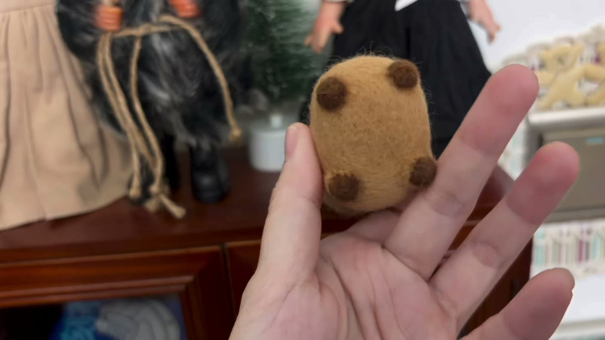 Ciondolo capibara in feltro di lana fatto a mano