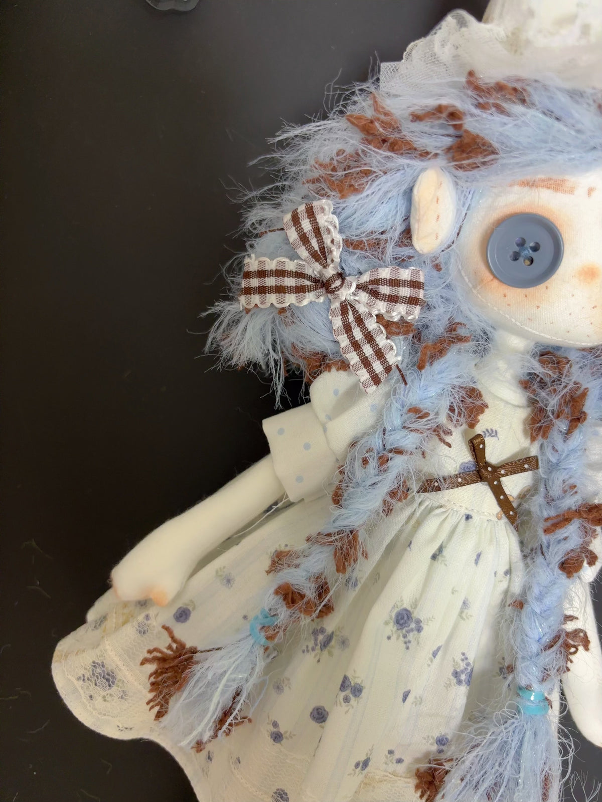 Handgefertigte Kunstpuppe mit Knopfaugen 31 cm