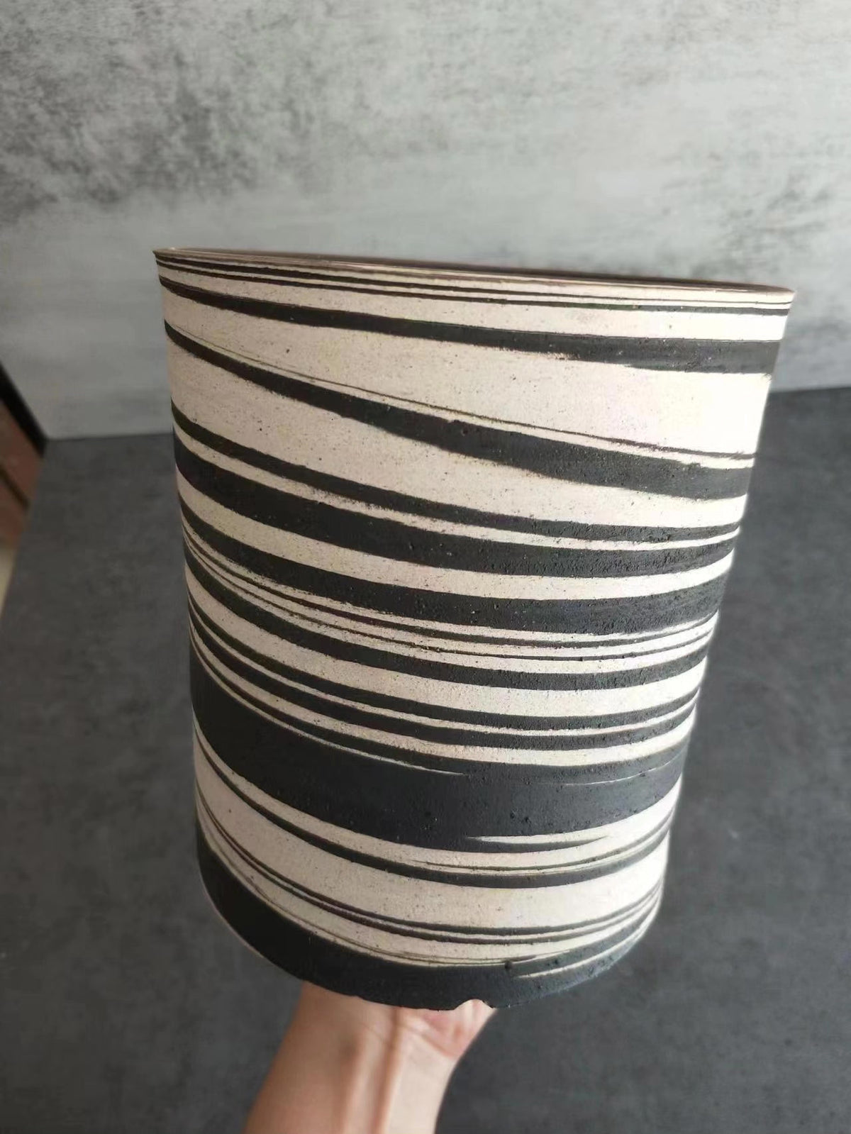 Vaso cilíndrico de cerámica artesanal de alta temperatura sin esmaltar