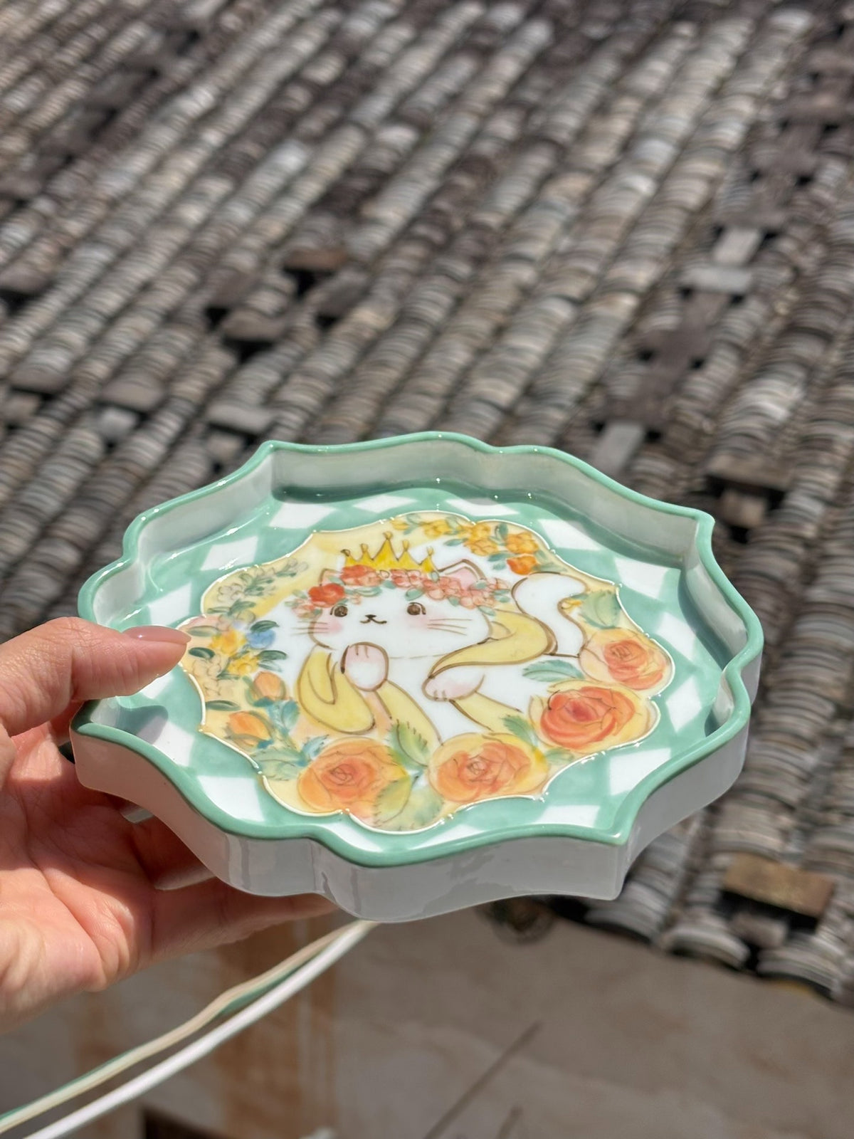 Handbemalter Keramikteller mit Katze und Blumenkranz