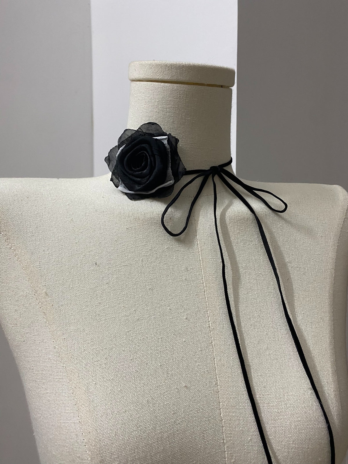 Collier-choker artisanal rose noire